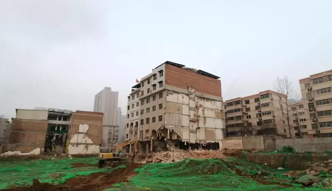 鎮(zhèn)里有資格強(qiáng)拆違建嗎