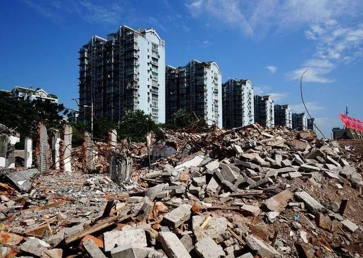 被強拆違建該由百姓買單么