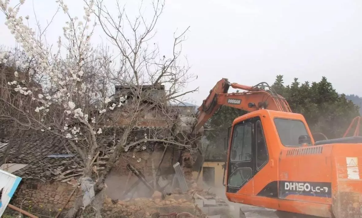 強(qiáng)拆殘疾人違建房子怎么辦