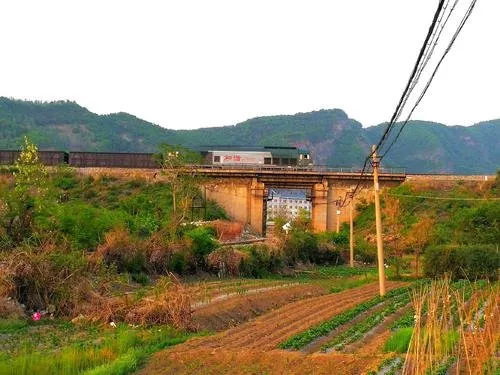 鐵路環(huán)保線(xiàn)上房子可以強(qiáng)拆嗎