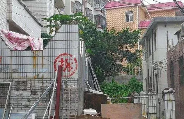 離婚后女方房子拆遷男方要給嗎